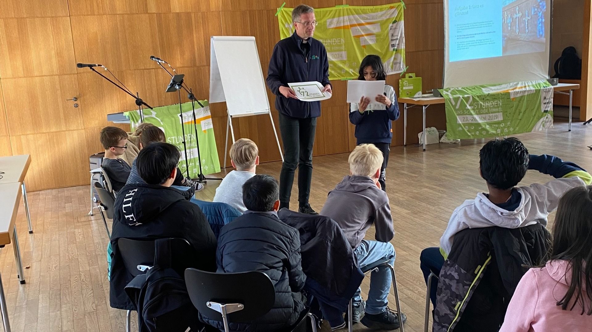 Bischof Dr. Michael Gerber eröffnet mit Kindern und Jugendlichen der Hanauer Pfarrei St. Klara und Franziskus die 72-Aktion-Aktion im Bistum Fulda. Foto: Bistum Fulda / Klaus Hauger