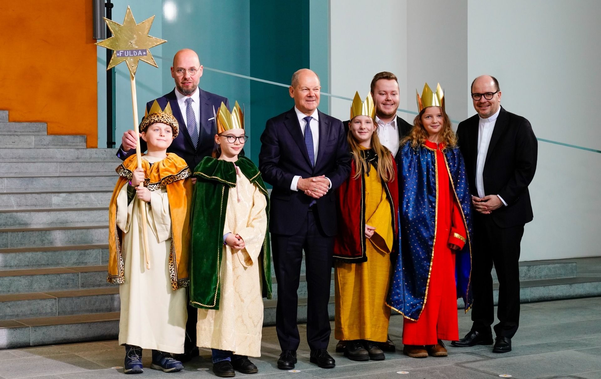 Bundeskanzler Olaf Scholz hat am Dienstag Sternsinger aus allen 27 deutschen Bistümern empfangen. Für das Bistum Fulda war eine Gruppe aus Schlüchtern in Berlin. Zum Gruppenfoto mit dem Kanzler stellten sie sich gemeinsam mit Pfarrer Dirk Bingener, Präsident des Kindermissionswerks „Die Sternsinger“ und Domvikar Stefan Ottersbach, Bundespräses des Bundes der Deutschen Katholischen Jugend (BDKJ), im Bundeskanzleramt auf. Foto: Friedrich Stark / Kindermissionswerk   