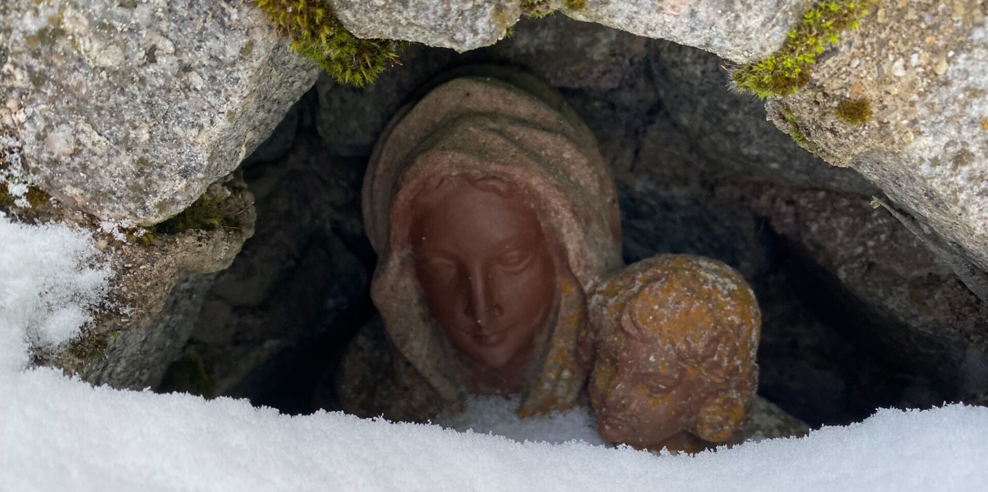 Bischof Dr. Michael Gerber entdeckte das Tonrelief mit Maria und dem Kind unter einer Schneedecke und fotografierte es selbst. In der Predigt der Christmette nutzt er das Motiv als Bild für Weihnachten. Foto: Bistum Fulda / Bischof Dr. Michael Gerber