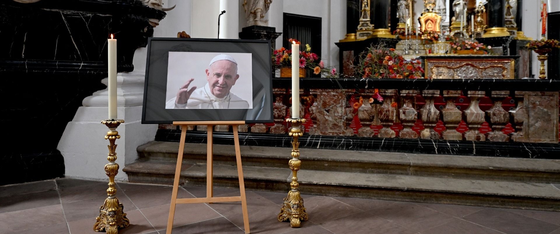 Im Fuldaer Dom ist ein Ort für das Gebet und das Gedenken an Papst Franziskus eingerichtet und ein Kondolenzbuch ausgelegt worden. Foto: Bistum Fulda / Marzena Seidel