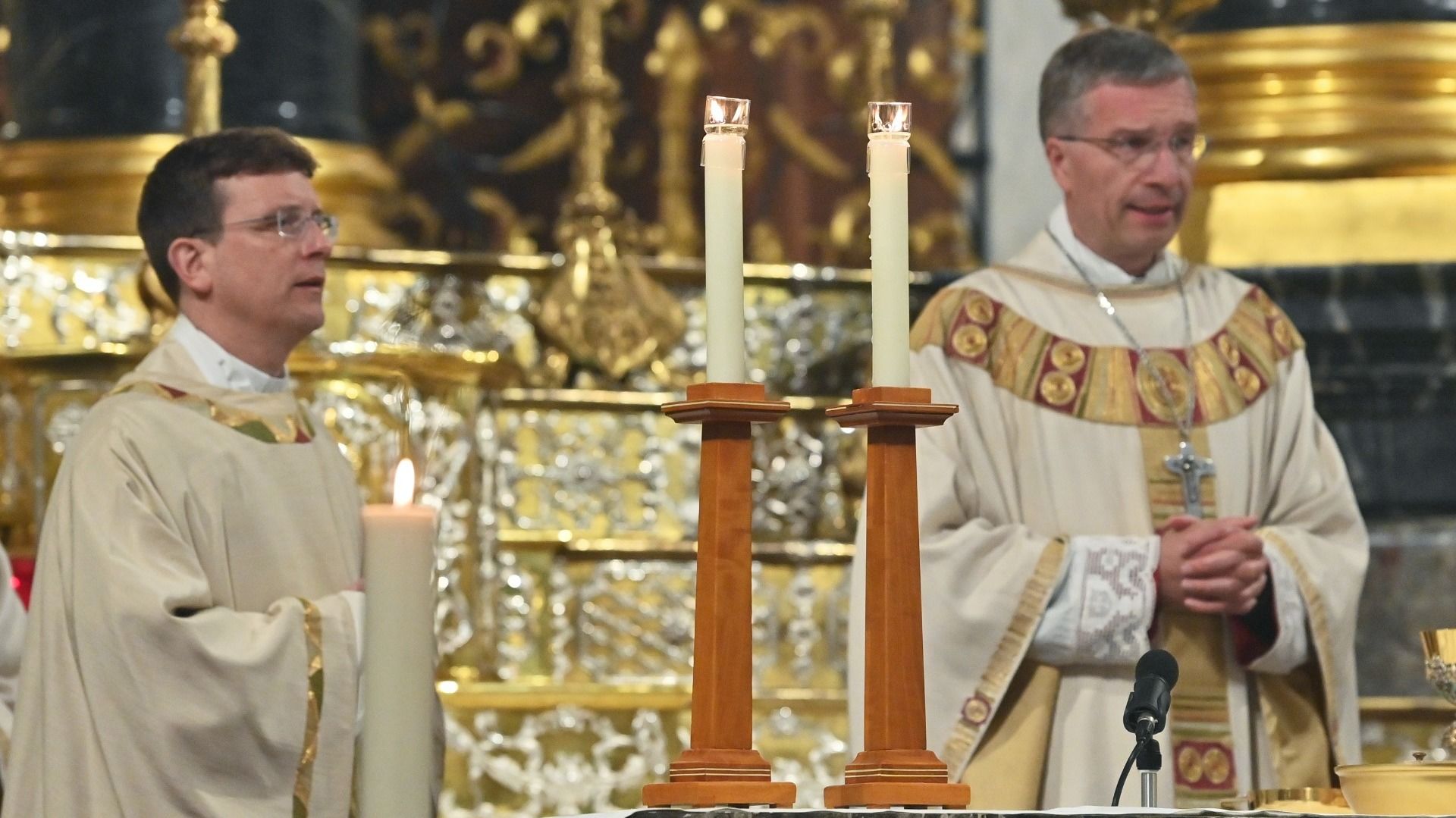 Kerzenleuchter mit Symbolkraft. Die Leuchter gehören zu einem Altar, den Priesterhäftlinge im KZ Dachau Anfang der 1940er Jahre angefertigt haben. Im Hintergrund: Generalvikar Dr. Martin Stanke und Bischof Dr. Michael Gerber. Foto: Bistum Fulda / Dr. A. Müller