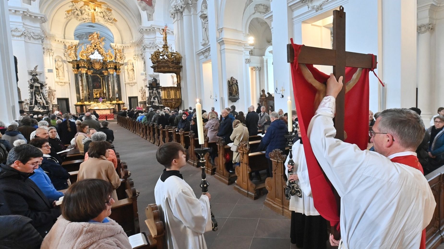 „Christen, das sind Menschen, die vom Kreuz berührt sind, vom Kreuzestod Jesu Christi gewandelt und bewegt, vom Kreuz eines leidenden Menschen berührt und bewegt“, betonte der Bischof. Foto: Bistum Fulda / Dr. A. Müller.