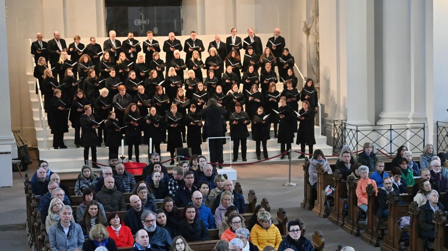 Musikalisch begleitet wurde die Liturgie vom Leiden und Sterben Christi im Fuldaer Dom vom Domchor unter der Leitung von Domkapellmeister Franz-Peter Huber. Foto: Bistum Fulda / Dr. A. Müller.
