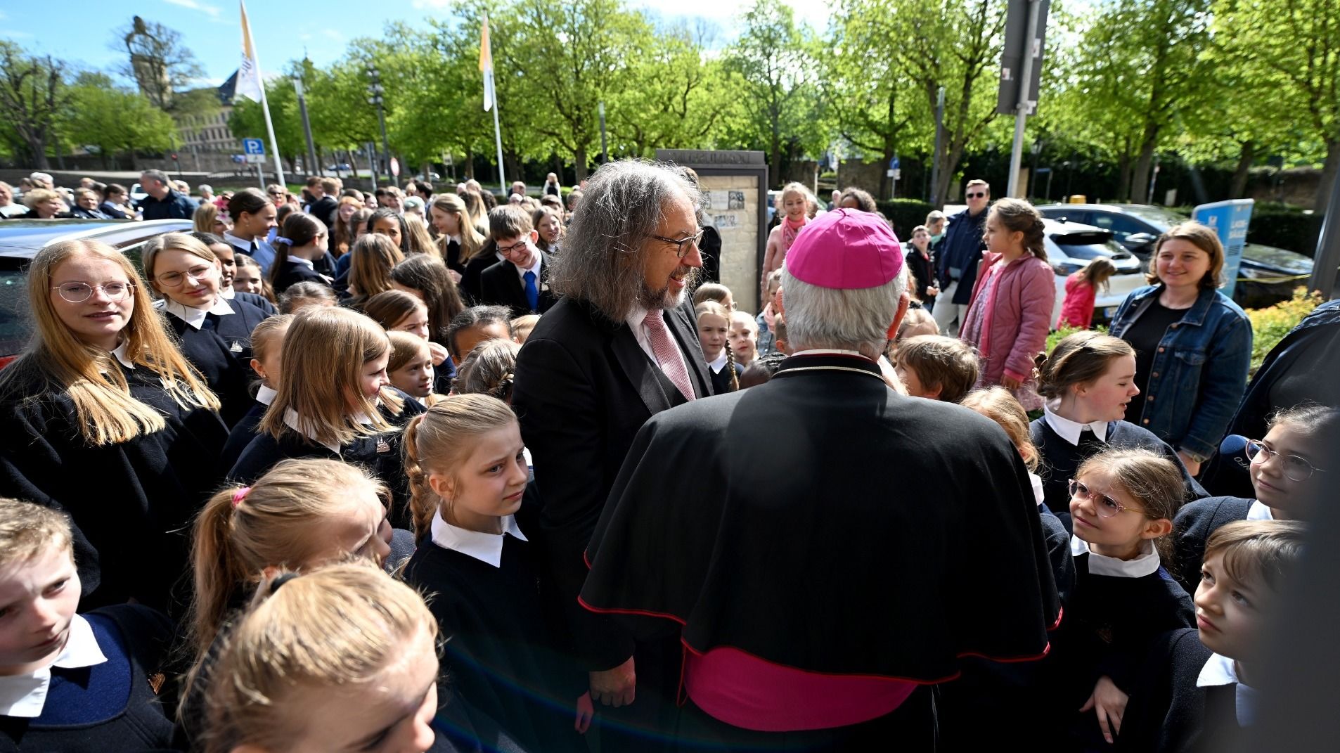 Damit dankt der Weihbischof und Präses den jungen Sängerinnen und Sänger des Chores für ihr musikalisches und persönliches Engagement. Foto: Bistum Fulda / Marzena Seidel