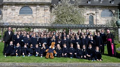 Nach dem Gottesdienst lud Weihbischof und Domdechant Prof. Dr. Karlheinz Diez als Präses der Chöre am Fuldaer Dom die jungen Sängerinnen und Sänger des Jugendkathedralchores zur traditionellen Ostereiersuche im Dom-Garten ein. Foto: Bistum Fulda / Marzena Seidel
