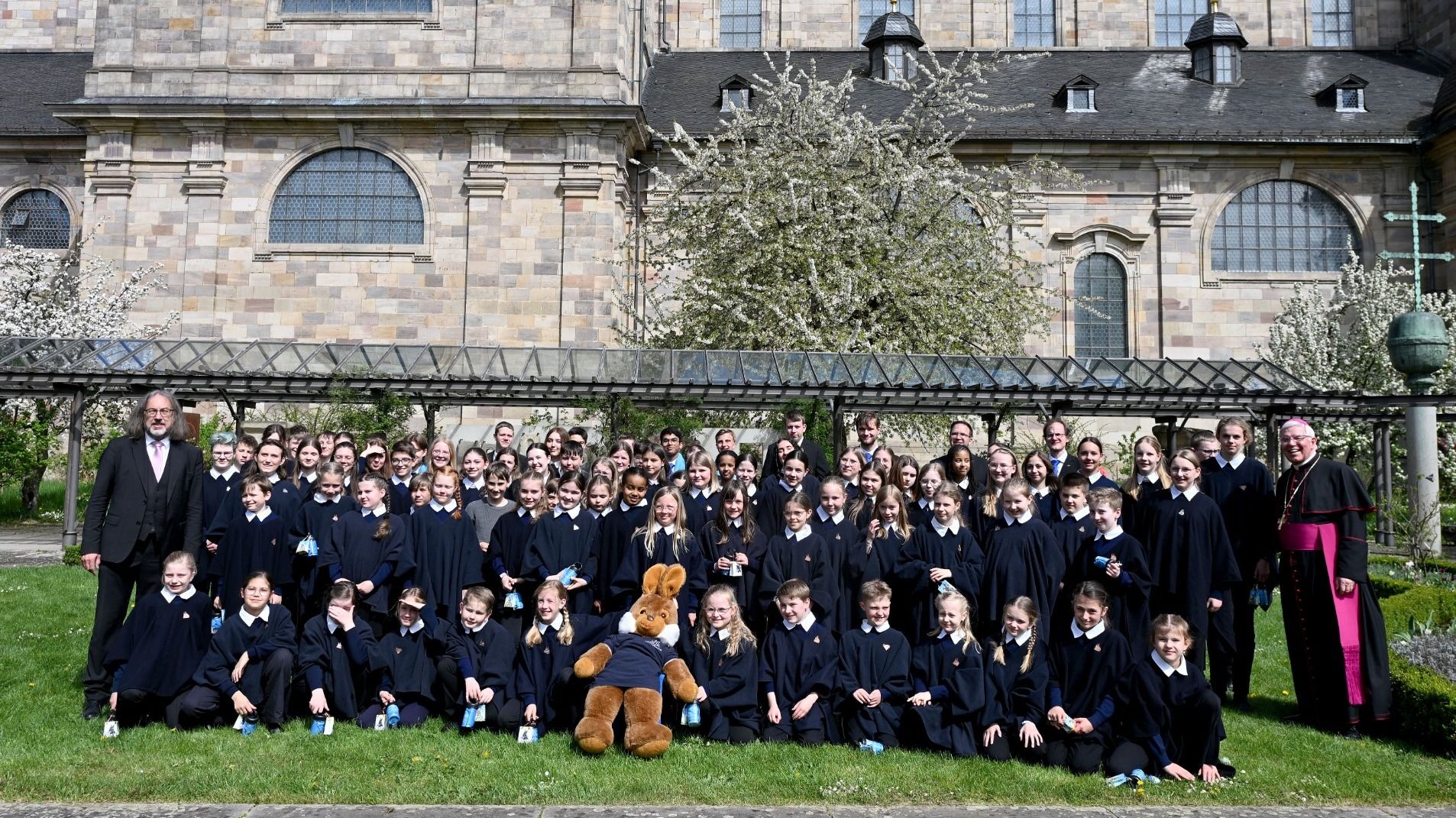 Nach dem Gottesdienst lud Weihbischof und Domdechant Prof. Dr. Karlheinz Diez als Präses der Chöre am Fuldaer Dom die jungen Sängerinnen und Sänger des Jugendkathedralchores zur traditionellen Ostereiersuche im Dom-Garten ein. Foto: Bistum Fulda / Marzena Seidel