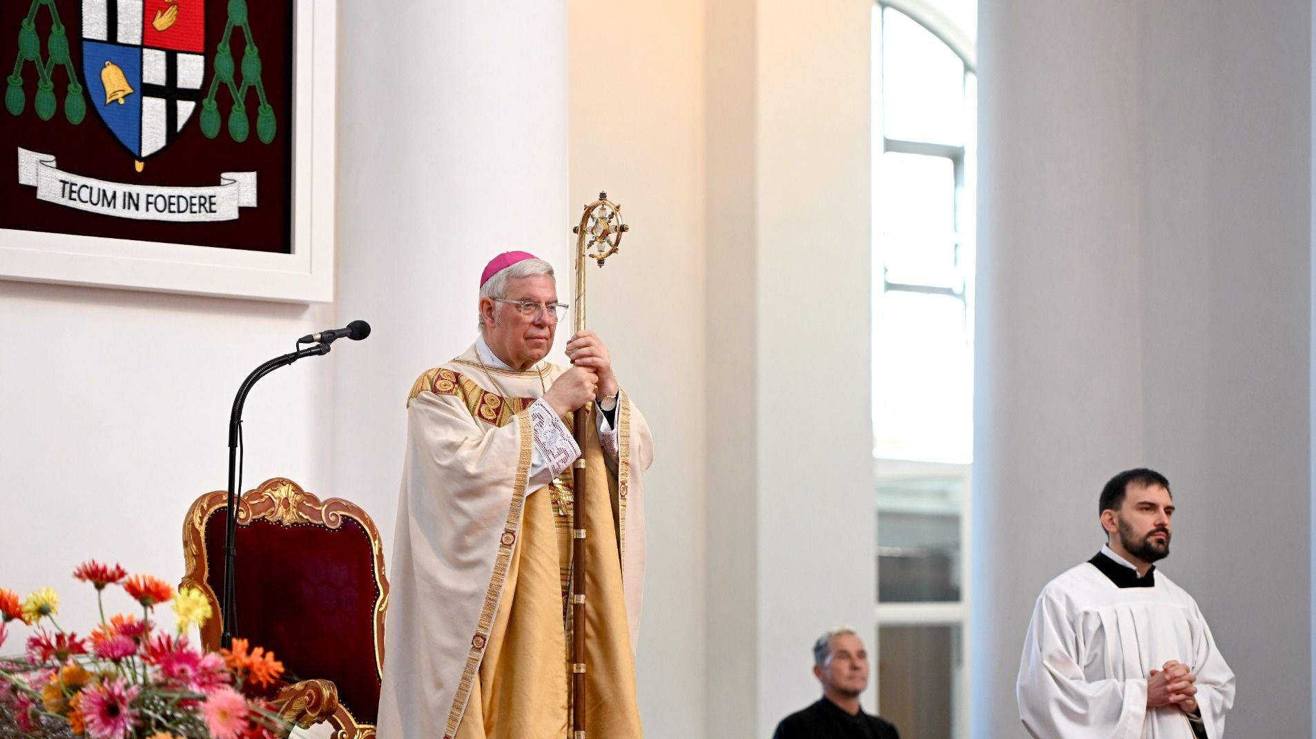 In einem festlichen Pontifikalamt im Fuldaer Dom haben viele Gläubige gemeinsam mit Weihbischof und Domdechant Prof. Dr. Karlheinz Diez den Ostermontag gefeiert. Der Gottesdienst fand im Zeichen der Trauer um den verstorbenen Papst Franziskus statt. Foto: Bistum Fulda / Marzena Seidel