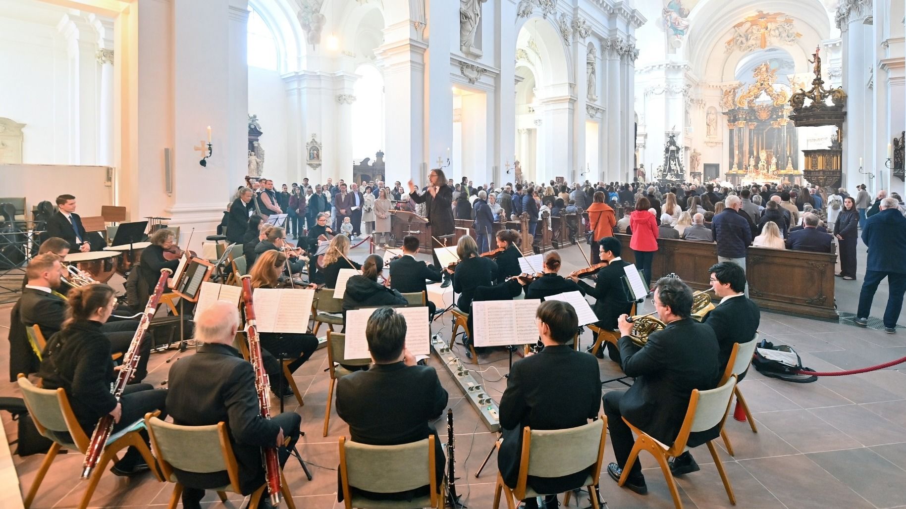 Musikalisch begleitet wurde der Gottesdienst vom Domorchester und dem Fuldaer Domchor unter Leitung von Domkapellmeister Franz-Peter Huber, unter anderem mit Chorsätzen aus der „Messe in D“ von O. Nicolai. An der Domorgel spielte Nico Miller, an der Chororgel Ulrich Moormann. Foto: Bistum Fulda / Dr. A. Müller