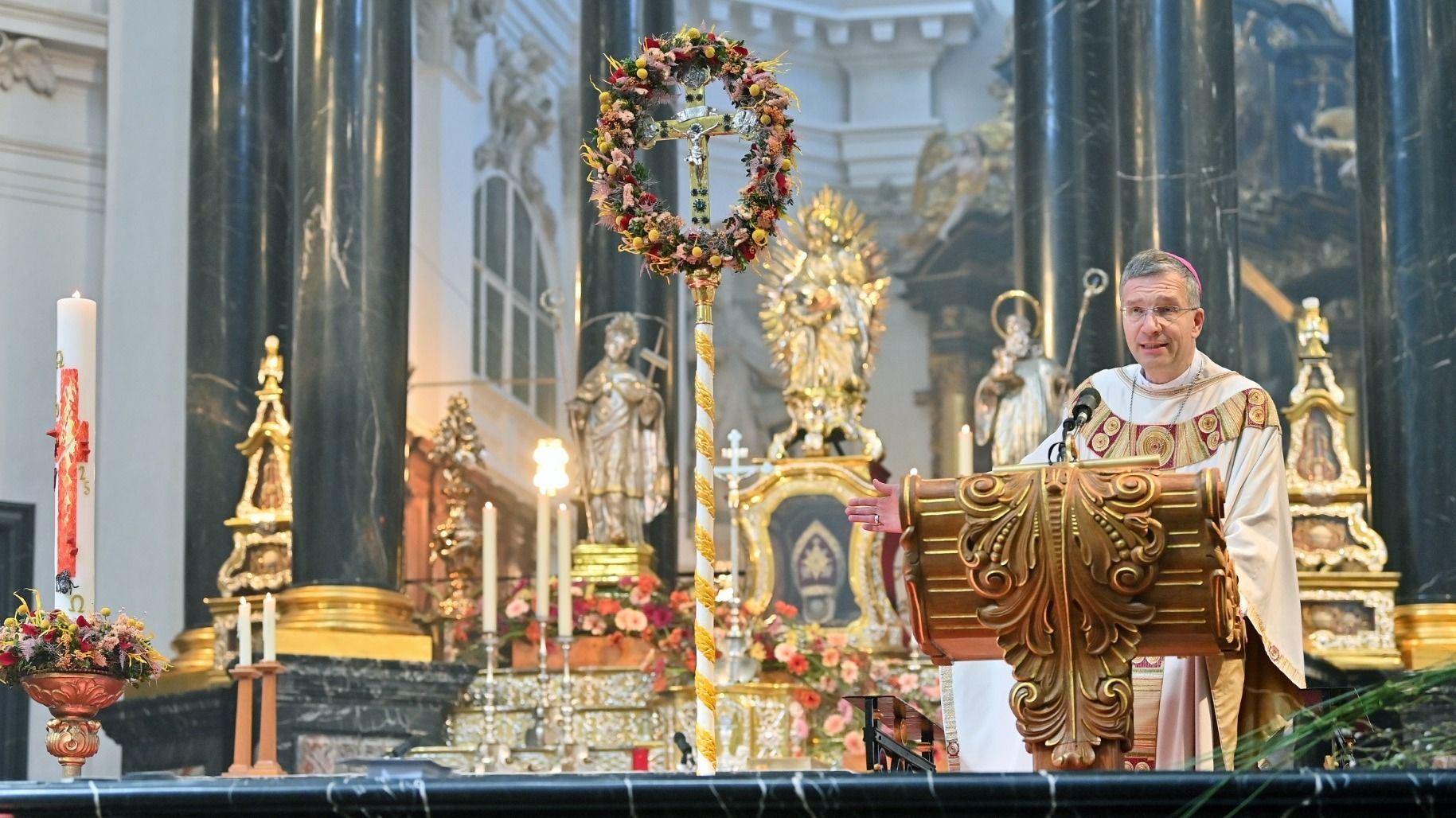 Bischof Dr. Michael Gerber predigte an Ostersonntag im Fuldaer Dom. Dabei machte er Mut zum Dienst am Gemeinwohl und zum Engagement für eine zukunftsfähige Gesellschaft. Foto: Bistum Fulda / Dr. A. Müller