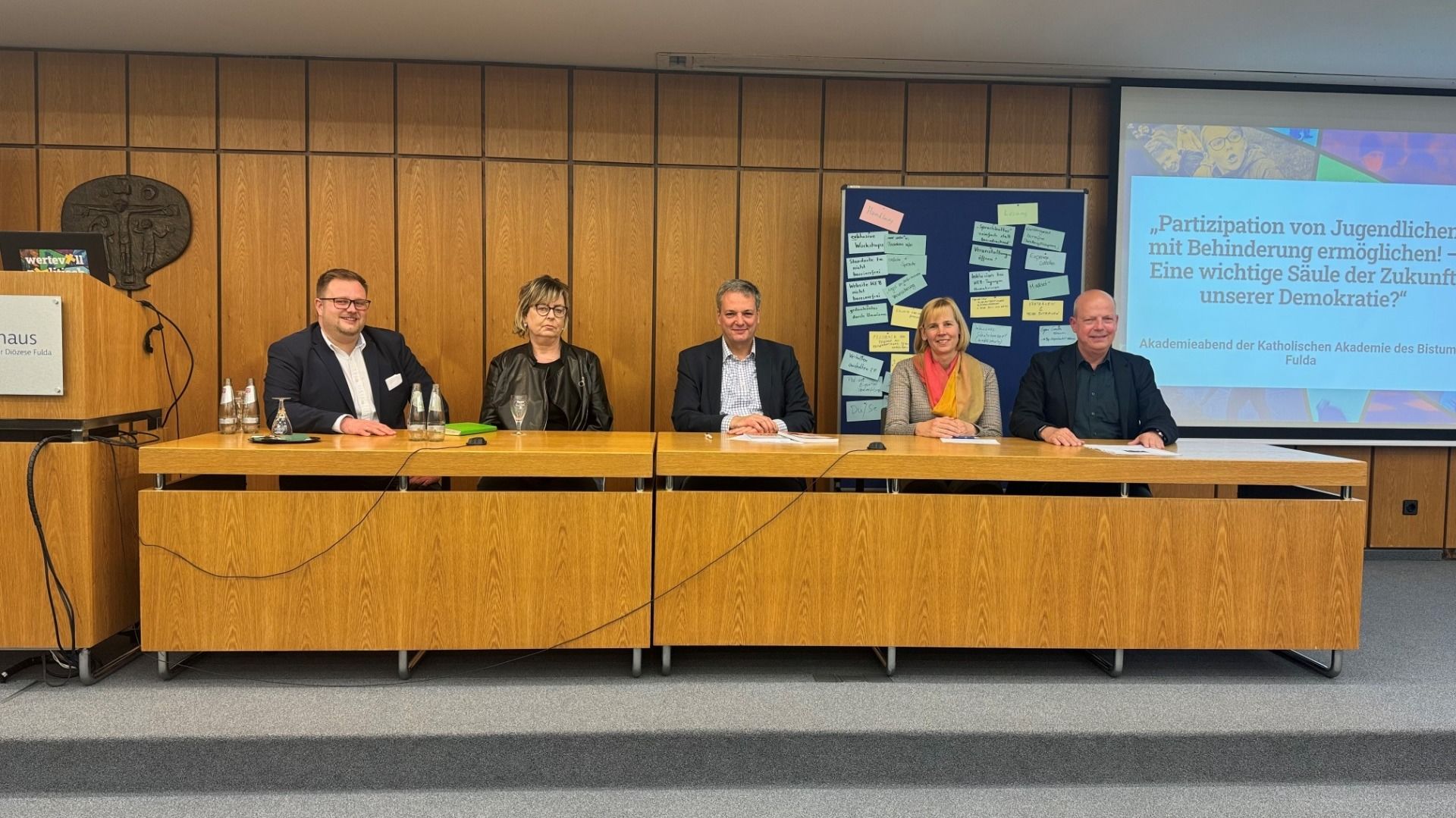 Beim Akademieabend (von links): Stefan Braun, Stefanie Gebing-Menzen, Professor Dr. Carsten Schütz, Anne Badmann und Gunter Geiger. Foto: Bistum Fulda / Bertram Lenz