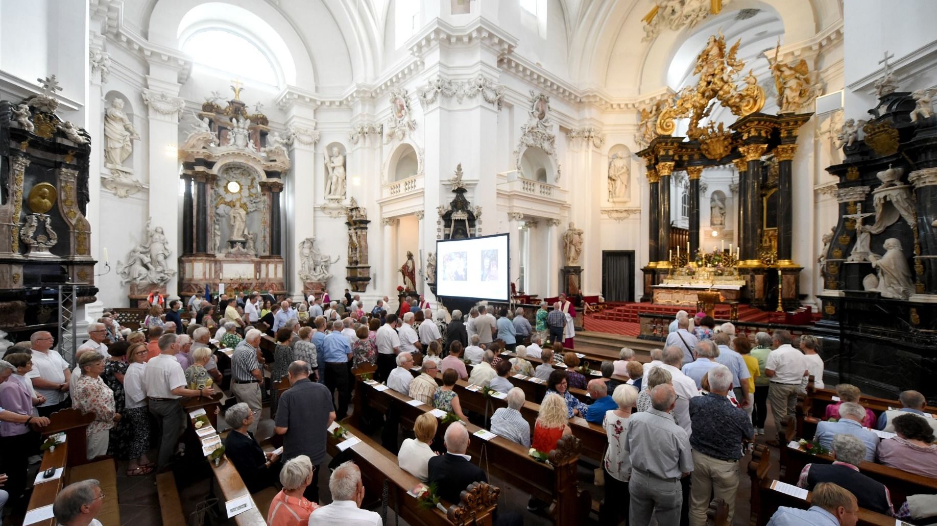 Bischof Gerber predigte bei Gemeinde-Jubiläum in Homberg (Efze). Bilder: Christus Epheta, Homberg (Efze)
