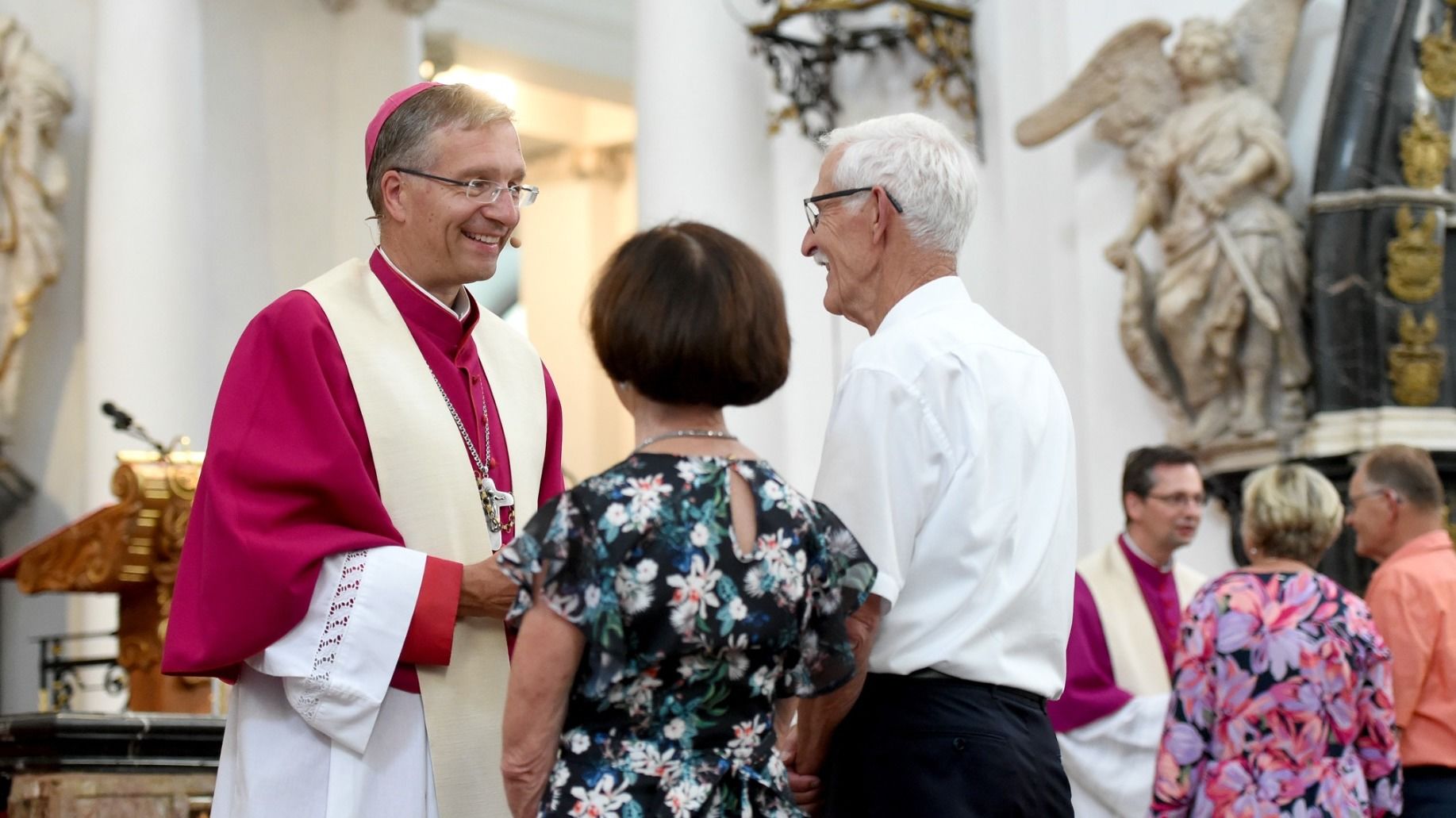 In einer Wortgottesfeier mit Bischof Dr. Michael Gerber konnten Paare beim „Tag der Ehejubiläen“ ihr Eheversprechen erneuern und den Segen für die weitere gemeinsame Zukunft erhalten. Foto: Bistum Fulda / Marzena Seidel