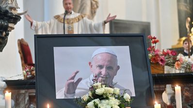 In einem feierlichen Pontifikalrequiem im Fuldaer Dom haben die Trauernden im Bistums Fulda am Donnerstag Abschied von Papst Franziskus genommen. Hauptzelebranten waren Bischof Dr. Michael Gerber, Weihbischof Prof. Dr. Karlheinz Diez und Bischof em. Heinz Josef Algermissen. Für die Evangelische Kirche von Kurhessen-Waldeck (EKKW) sprachen Dekan Dr. Thorsten Waap und Pfarrer Dr. Martin Streck ein Grußwort. Foto: Bistum Fulda / Marzena Seidel